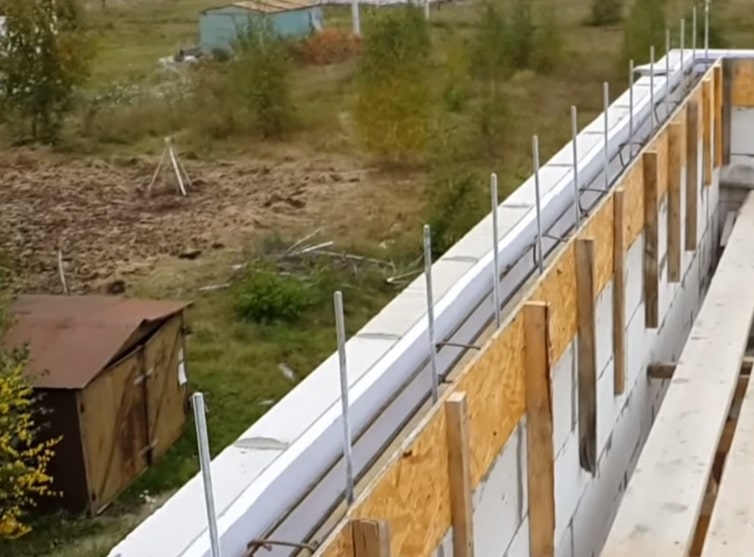 Установка шпилек под мауэрлат