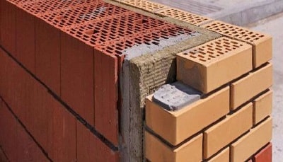 Кладка стены из керамического кирпича