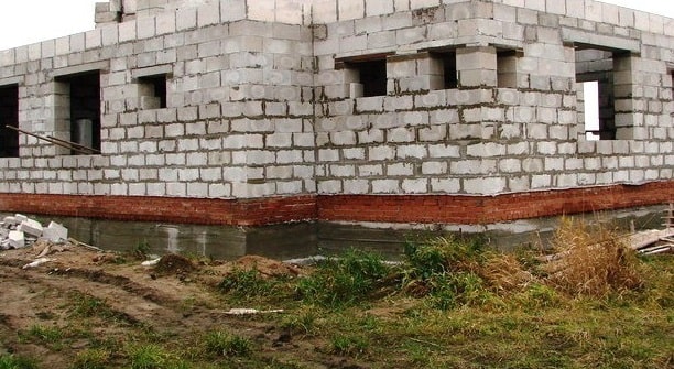 Нужен ли кирпичный цоколь под газобетонные стены