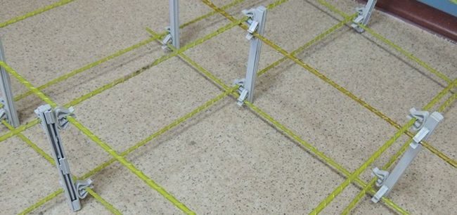 Для армирования стяжек удобно использовать стойки