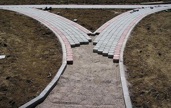 Сначала укладываем бордюр и только потом покрытие садовой дорожки